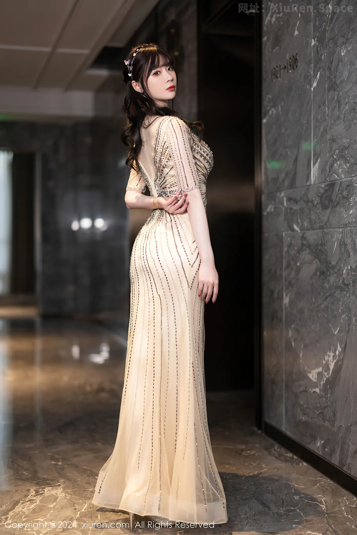 图片[4]-[XiuRen秀人网]VOL.8014 模特梦心玥性感金色礼裙露白色内衣配原色丝袜秀高挑身材诱惑写真84P-秀人网官方网站